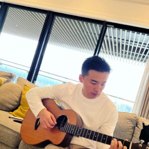 Liu Jun Wei Instagram - 👧🏻：「爸爸，我喜歡你彈吉他的聲音️」

‍😌：「嗯❤️」

👧🏻：「但我不喜歡你唱歌的聲音」

🙄：「….💔」

#現在年輕人已經不喜歡我這種類型的偶像了
#好難聊天