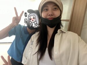 Liu Renyu Instagram - 适应新生活的一段时间，劳累让记忆力衰退，出门忘带钥匙，回家忘带包，靠在木质硬板凳上思考问题下一秒却开始想究竟何时买个小沙发。

 ｜思想需要浸泡…再次回顾叔本华钟摆理论，人生实如钟摆，在痛苦与无聊之间来回摇摆，难以超脱。可行的是精神的富足超越物质的富足，认知的提升会很大程度解决物质匮乏的痛苦感。｜
 
  提出悲观解决悲观，与信仰一唱一和，只要不看清世界之悲剧这一真相，信仰便永远散发出耀眼的光芒。