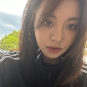 Liu Renyu Instagram - ｜日常保持与世界的连接｜
接触晴朗的天空，一切正向的笑容，一切，正向的… 

#失去双眼皮
