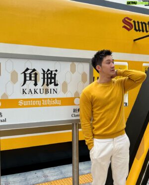 Liu Tao-Hsuan Instagram - 三得利角瓶 【角幹線 KAKUBIN 號】全台首創列車互動酒吧！簡單說：好拍、好喝、好玩。列車酒吧很有創意，不管是從活動概念、安排內容、調酒特調，都能完全表達角瓶的獨特魅力。尤其是在列車上沉浸式體驗旅程，了解品牌從起點到經典的過程，蠻有創意也蠻感動的。對於日威(日本威士忌)代表“角瓶”有興趣的朋友，歡迎來走一趟喔～

🔹關於【角幹線 KAKUBIN 號】🔹
全台首創列車互動酒吧！帶您踏上全方位品味角瓶 傳奇風味的奇幻旅程，沿途見證「角瓶」日本職人工藝精神，一遊山崎、白 州、知多蒸餾所，探索角瓶原酒風華。

🥃地點：臺北表演藝術中心
🥃地址：台北市士林區劍潭路1號 (捷運劍潭站3號出口步行兩分鐘)
🥃時間：10/28(六) ~ 11/05(日) 
週一至週五 18:00-22:00 
週六 14:00-23:00 
週日 14:00-22:00
🥃對了，#未成年請勿飲酒喔！

#起點至經典 #日本威士忌起源 #KakubinTW 
#KAKUHIGHBALL #角幹線KAKUBIN號 
#它不是傳奇誰是傳奇