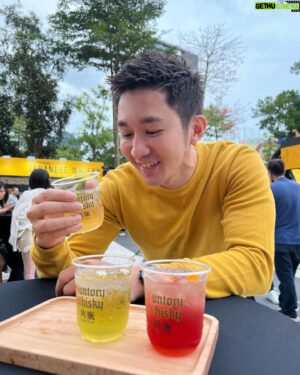 Liu Tao-Hsuan Instagram - 三得利角瓶 【角幹線 KAKUBIN 號】全台首創列車互動酒吧！簡單說：好拍、好喝、好玩。列車酒吧很有創意，不管是從活動概念、安排內容、調酒特調，都能完全表達角瓶的獨特魅力。尤其是在列車上沉浸式體驗旅程，了解品牌從起點到經典的過程，蠻有創意也蠻感動的。對於日威(日本威士忌)代表“角瓶”有興趣的朋友，歡迎來走一趟喔～

🔹關於【角幹線 KAKUBIN 號】🔹
全台首創列車互動酒吧！帶您踏上全方位品味角瓶 傳奇風味的奇幻旅程，沿途見證「角瓶」日本職人工藝精神，一遊山崎、白 州、知多蒸餾所，探索角瓶原酒風華。

🥃地點：臺北表演藝術中心
🥃地址：台北市士林區劍潭路1號 (捷運劍潭站3號出口步行兩分鐘)
🥃時間：10/28(六) ~ 11/05(日) 
週一至週五 18:00-22:00 
週六 14:00-23:00 
週日 14:00-22:00
🥃對了，#未成年請勿飲酒喔！

#起點至經典 #日本威士忌起源 #KakubinTW 
#KAKUHIGHBALL #角幹線KAKUBIN號 
#它不是傳奇誰是傳奇
