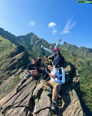 Liu Tao-Hsuan Instagram - 感受風的溫差！
#劍龍稜 #無耳茶壺山 #爬山日記 
#劍龍稜鋸齒稜無耳茶壺山 
#班長帶你趣 #爬山景點