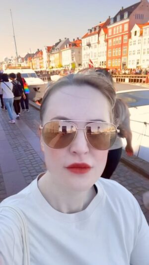 Liv Hansen Instagram - Taking a walk around Copenhagen ☀️👙 🥵 #10k #beachweather 

#nyhavn #actorsofinstagram #womeninfilm #voactor #danskskuespillerforbund #voiceoverartist #skuespiller #danskkulturliv #danskskuespiller