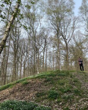Liv Hansen Instagram - Spring weekend in Copenhagen 🫶🏼 

#hikingadventure #vandretur #foråridanmark #arkæologi #gravhøj #furesøen #københavnerliv #christianshavn #husetpåchristianshavn