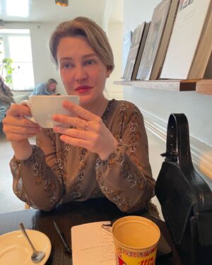 Liv Hansen Instagram - Cafe conversations and creative inspiration ✨ who inspires you?✨

#womeninfilm #wednesdayedit #shortfilmmaking #laurelcanyon #filmmakerslife #skuespiller