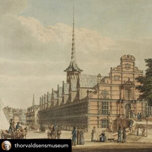 Liv Hansen Instagram - Hvor er det trist. Taknemmelig for vores beredskab, museums folk og modige borgere.❤️🇩🇰

Posted @withregram • @thorvaldsensmuseum We are deeply saddened to witness our iconic neighbor, Børsen, in flames today. 💔 

A truly heartbreaking event and loss of Danish cultural heritage. The outpouring of affection from the public today highlights the building’s deep cultural and historical significance, as well as its treasured place in the daily lives of so many. 

Sending our heartfelt wishes to those tirelessly working to salvage what remains. 

‘Børsen’ by Jens Holm, 1826-1827 
Lithography from Thorvaldsens Collection