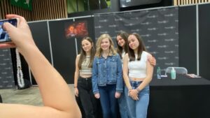Livi Birch Instagram - So thankful to meet all of the fans at the Paris @peopleconvention  #paris #strangerthings #alicecreel #henrycreel #creelfamily #sfm7 #thankful