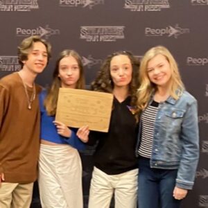 Livi Birch Instagram - So thankful to meet all of the fans at the Paris @peopleconvention  #paris #strangerthings #alicecreel #henrycreel #creelfamily #sfm7 #thankful