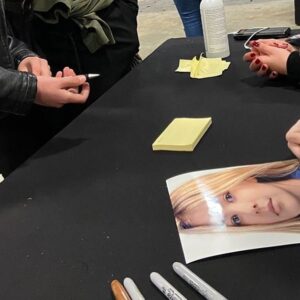Livi Birch Instagram - So thankful to meet all of the fans at the Paris @peopleconvention  #paris #strangerthings #alicecreel #henrycreel #creelfamily #sfm7 #thankful
