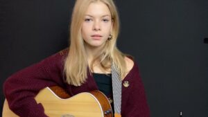 Livi Birch Instagram - When your #guitarstrap goes with your sweater you have to record! Hope you like #traitor by @oliviarodrigo #coversong #guitarkid #oliviarodrigo #lovethissong