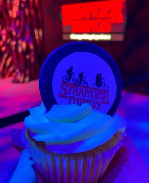 Livi Birch Instagram - Thanks @netflix @strangerthingstv for an awesome party for cast and crew. Was amazing to see my Dad, Victor Creel @thekevinljohnson and all my #strangerthingsfam 

#alicecreel #victorcreel #thecreelfamily 
#strangerthingslab
#hawkinsnationallab #strangernumbers #STnumbers 
#rainbowroom #strangerthingscast #upsidedown #strangerthings4