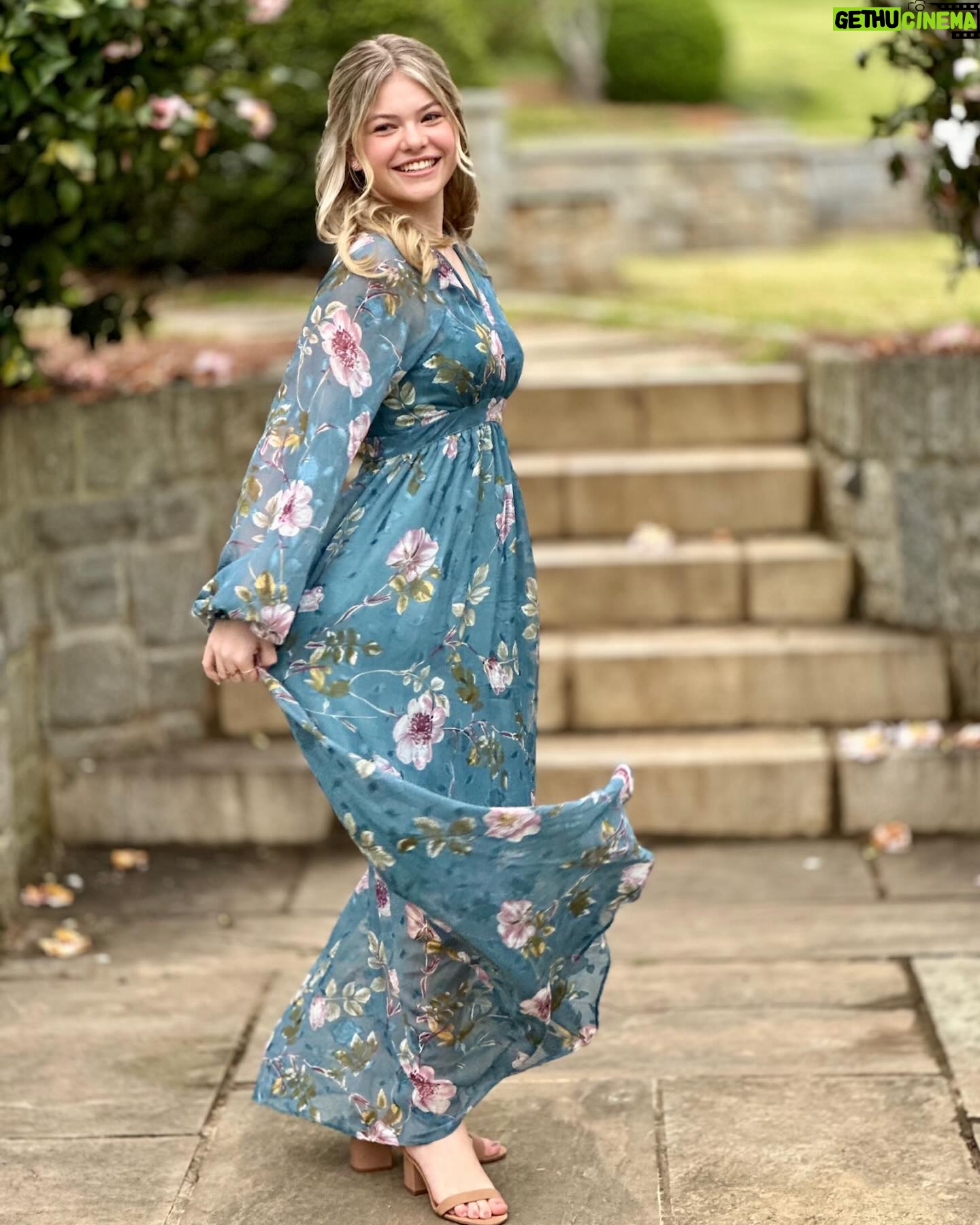 Livi Birch - 1.5K Likes - Prom 2024 with my favorite people 🤍 #prom #promdresses #flowerdress #thriftedfashion #vintage #friends #prom2024 #freshmanprom #freshman