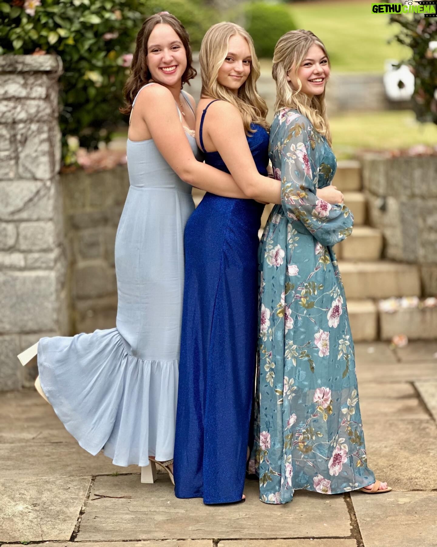 Livi Birch - 1.5K Likes - Prom 2024 with my favorite people 🤍 #prom #promdresses #flowerdress #thriftedfashion #vintage #friends #prom2024 #freshmanprom #freshman