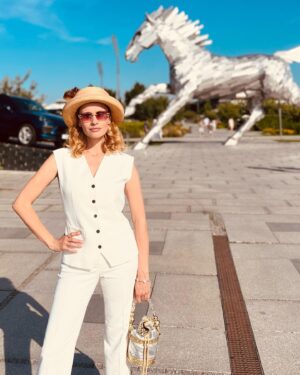 Lívia Bielovič Instagram - Women horses cars=What an amazing combo ✨👌🏼😎

@danubepoloclub 
@porscheslovensko 
@xbionic.slovakia 

#great #passion #polo #classy #elegant #woman #horse #car

PS: Klobúčik made by my mom. 🥰