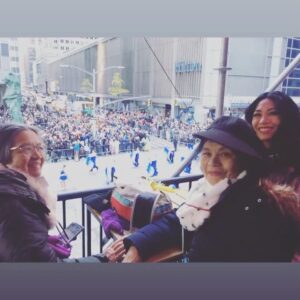 Liza Lapira Instagram - Grateful doesn’t begin to describe it. The Thanksgiving parade in NYC! 🌟
And with family- which makes all things better. 

Happy Thanksgiving!

And thanks to:
@jocelyn_biga 🎨💄@sky.kxm 💇🏻‍♀️💁🏻‍♀️