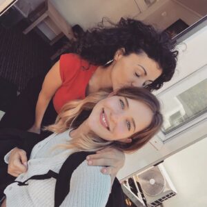 Liza Tzschirner Instagram - Ob wir endlich mal wieder am gleichen Set waren? ❤️😩 @leoniebrill_official 
7 Jahre hats gedauert...
@katrin.schmi.dt und @mscasting_ 
Habens möglich gemacht!
Ob unsere Wege sich auch vor der Kamera kreuzen seht ihr dann im Spielfilm: 
"Aus dem Leben" 
da müsst ihr euch aber noch ne Runde gedulden.

@agenturmattes 
@warnerbrosde 
@mdr_mitteldeutscherrundfunk 
@ardmediathek