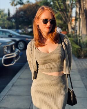 Lizze Gordon Instagram - @roxystriar took this picture of me and I’d be a fool not to post it 🤷‍♀️