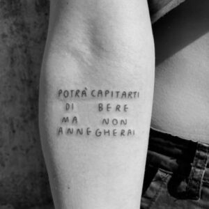 Lodovico Guenzi Instagram - Per la Romagna, per l’Emilia, per Riccione, per Forlì, per Pesaro, per chi vive al piano terra, per chi ha paura, per chi non ne può più, per chi sta perdendo tanto, quasi tutto, per chi da domani sarà già a spaccarsi in due mettere le cose a posto, in mezzo a argini che non tengono, in un pianeta che un giorno è allagato e quello dopo va a fuoco, per chi ce la farà anche stavolta da solo, per chi sta al terzo piano e fa l’amore, per chi non può uscire, per chi è anziano, per chi ascolta le canzoni per far passare il tempo, per chi mi legge, per chi aspetta l’arcobaleno, per chi fa scorrere anche il tempo.
Su un treno per Bologna per la prima volta penso che questi versi della canzone a cui la gente vuole più bene tra le mie, siano in qualche modo dedicati al posto a cui voglio più bene, casa. Si torna, che i miei stanno bene. Spero anche voi, e i vostri. Potrà capitarci di bere, ma non annegheremo. #emilia #romagna #alluvione @__cursedlover__