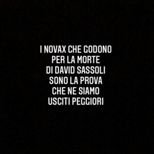 Lodovico Guenzi Instagram - Non è la violenza, è la superficialità. Non è la rabbia, è l’isolamento. Non è l’esasperazione, e la mancanza di idee. A me non interessa più il merito, io mi sono vaccinato ma posso davvero capire lo sconforto e il senso di presa in giro di tutti, in un paese che chiede un gesto di responsabilità privato e non si prende la responsabilità di pagare per stare a casa le persone a cui sospende il lavoro. Ma non è il merito il punto. Sono due anni che quelli che dicono cose con cui sono d’accordo e quelli che dico cose con cui non sono d’accordo sputano sangue dietro a degli avatar, chiedono la cancellazione e l’annullamento di chi non la pensa come loro, hanno la disponibilità al confronto di una vasca di piranha, sono incapaci di combattere le idee con le idee, solo sventolando manette, ostracismi, richieste di licenziamento e invocazioni alla morte. Il problema non è la violenza, è la superficialità. Tutto questo non fa la storia, non fa le rivoluzioni, non libera i paesi dagli oppressori e semplicemente non cambia nulla. Serve solo a lasciare una traccia su internet, e quindi destinata a passare anche quella, di quanto facciamo schifo senza speranza. #davidsassoli #vax #novax #covid #italia #punk #2022