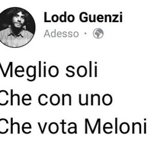 Lodovico Guenzi Instagram - Il fascismo non è maschio e non è femmina, non è bianco e non è nero, non è etero e non è gay. Il fascismo sfrutta la forza di inerzia di chi è più forte verso chi è più deboli, e in questa società, più spesso, si tratta di neri, di gay, di donne. Ma non esistono ragioni strutturali per cui una donna non sia fascista, ad esempio. Come non esistono ragioni strutturali per cui una donna nera gay ricca non sia più forte socialmente di un maschio bianco etero povero. Cento anni fa i fascismi si sono nutriti del concetto di identità intesa come “chi sono e da dove vengo” per scacciare la parte debole della società. Oggi riaffiorano perché abbiamo creduto che per difendere i più deboli bastasse fermarsi alle identità di natura di chi statisticamente contava più deboli, finendo per difendere solo i privilegiati di ogni categoria e isolando i poveri di tutte, compresi i maschi bianchi etero che ogni giorno cadono dai ponteggi. L’identità come rivendicazione di chi sei, come è la tua pelle, il tuo sesso, come è chi fisicamente ti assomiglia o viene dal tuo stesso posto dove per caso sei nato, è terreno fertile per il fascismo. L’unica identità di sinistra sta in dove vuoi andare e con chi, che mondo vuoi costruire e perché, e farlo in insieme a chi non ha il tuo colore o i tuoi gusti, non scopa come te e non ha il tuo accento, non è come te. Tornare a mescolarsi e pensare a chi ha di meno in tutte le categorie è l’unico modo per salvarsi insieme, fuori da cui c’è solo una guerra tra ricchi coi follower, mentre i poveri fanno la fame. #fascismo #25 settembre