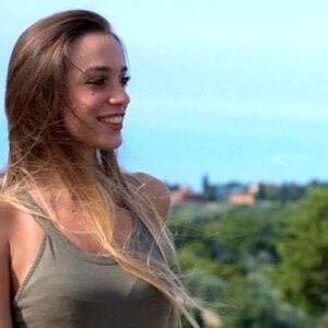 Lodovico Guenzi Instagram - Per me questo primo maggio ha gli occhi di una ragazza di vent’anni mangiata da una macchina da cucire, ha le mani di un ragazzino di 18 schiacciato da una putrella durante le ore di alternanza scuola lavoro, ha il cuore di 442 metalmeccanici licenziati con un sms per chiudere e delocalizzare, ha i sogni di un trentenne che consegna pizze per conto di un algoritmo, ha il colore della pelle di centinaia di braccianti schiavizzati e uccisi nei nostri campi di pomodoro dalle nostre multinazionali del buon cibo, ha i polmoni gonfi d’acqua di migliaia di ragazzi lasciati annegare a pochi chilometri dalle nostre coste che loro consideravano un’America piena di lavoro e soldi da mandare a casa, ha un quinto di stipendio in meno come una donna, ha sempre meno diritti, dignità, sicurezza. Fino a quando a comandare saranno i soldi e non il diritto alla dignità e alla vita, si morirà per il profitto di qualcuno. Che siano maledetti. Maledetti. Maledetti. #primomaggio #2022 #2023 #ancora