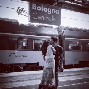 Lodovico Guenzi Instagram - È il 2 febbraio, come quella volta li. Lasciarsi viene meglio con il freddo, e pure stare insieme. La tua testa infilata nella mia giacca e i tuoi occhi bagnati addosso all’inizio del collo, l’unico punto caldo di un’intera Bologna centrale. E in un attimo tutti i mai che diventano sempre, per tornare mai, dove c’erano i per sempre. E una serie di piccole recriminazioni in fondo borghesi, sui piatti rotti, gli amanti, i messaggi non mandati e quelle volte che ti incazzavi sempre e poi volevi scopare per fare pace e io ero li, a contare le parole che mi avevano fatto male, che avevo lasciato tracce ancora calde come colpi di ferro da stiro sulla neve. E poi un bene senza senso, fratello e bambino, un bene antico, da clan, da tu non devi toccare la mia famiglia, altrimenti ti ammazzo. E mesi di stronzate, di meme, di parodie musicali da non sapere a chi linkare, e la tua testa dove cazzo è quando la mia ha un nuovo rompicapo. E infine a cena, a farmi raccontare da te quant’è difficile stare con lui, quasi come con me, e cosa devi fare. E provare a dirti di restare, di non lasciarlo come io ho lasciato te. E rivedervi assieme felici, e ed essere felice come se non ti avessi mai lasciato. #bologna #amore #vita #rock @bolognaphotoart @saracamporesi.it