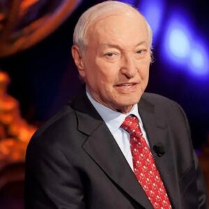 Lodovico Guenzi Instagram - Ciao Piero
Sei stato una parte serena della mia infanzia, e di molti di noi. Hai raccontato a me da bambino una cosa che ti cambia la vita da adulto: più cose sai, più ti diverti. Ricordo casa dei nonni, e poi aria sulla quarta corda che partiva, e ci si sedeva piano per immergersi sotto il mare, o nel passato lontano, tra gli antichi greci, gli egizi, nel regno degli uccelli o al centro infuocato della terra. Ti ho voluto bene da piccolo e da adulto, quando ho scoperto che eri un gran pianista, ti ho chiesto di venire a Sanremo a suonare con noi e tu, giustamente e come un gran signore, hai detto no. Non posso, sono una persona di scienza. Che strano pensarlo adesso, il 900. Adesso che segretatari di partiti di maggioranza vanno da Maria de Filippi vestiti da Fonzie, che ministri dell’interno fanno campagna elettorale ubriachi al papeete, che tutti fanno tutto pur di apparire, che strano il tuo secolo in cui a dove appari si preferiva il cosa sei. E mi sono sentito stupido, e avevi ragione. La tua ultima lezione me l’hai data da adulto. A me, e a qualche milione di ragazzi fuori dal tempo, tra l’antica Atene e l’infinità del cosmo. #pieroangela