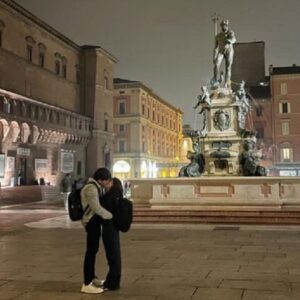 Lodovico Guenzi Instagram - In fondo sarebbe potuta finire così. Il freddo sulle guance, l’uno con le mani nelle tasche dell’altra, il naso contro il naso, un angolo di pace dal rumore del mondo qui, tra il collo e la spalla, a ridere delle scemenze sui festoni, delle palle di Natale giganti, di un fiume di gente persa a comprare, comprare, comprare senza sapere quanto è prezioso e gratis il nostro non avere niente, un mondo sotto le coperte, un abisso da abitare, un giorno di neve magari, mentre a letto ci sono 25 gradi, mentre tutto va lento e più lento, mentre speri che si fermi il tempo, mentre non c’eri non aveva senso. Ti va? #natale