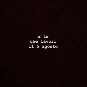 Lodovico Guenzi Instagram - Non me ne fotte niente del mare, ne delle vacanze. Non me ne fotte dei mojito, del reggaeton o dei tramonti salentini. Me ne fotte del tempo, e dei soldi. Gente che ti ruba la vita per 5 euro all’ora, dicendoti pure che questa è la gavetta, che questo è il sacrificio, che così ci si fa le ossa e si diventa grandi. Se ne vadano affanculo, si strozzino con una pizza da 64 euro, si affoghino nelle tisane diuretiche con cui gli influencer guadagnano 4000 a storia, lamento lo stress. Al tuo sudore insopportabile, alla tua noia, al caldo, al senso profondo di vuoto per il fatto di stare facendo qualcosa per cui non hai studiato, che non è il tuo sogno ma neanche nulla di vicino. Agli stronzi che non hanno capito che più mi chiedi di fare qualcosa che non farei più mi devi rispettare e pagare. A settembre, a quanto non ti sentì ascoltata mai, a non poterne più di vivere per lavorare. #lavoro