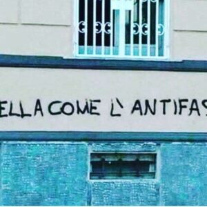 Lodovico Guenzi Instagram - La verità è che ci meritiamo tutto. Abbiamo ridotto la sinistra italiana a un salotto aristocratico incapace di comunicare con chi ha di meno di noi, abbiamo rimandato ogni occasione per distribuire la ricchezza, abbiamo imitato gli americani in ogni cazzata, abbiamo sostituito il senso di giustizia con il senso di colpa borghese, siamo stati moralisti con i disperati, servi con gli industriali, razzisti con chi viene schiavizzato nei nostri campi e muore sulle nostre coste, inclusivi con chi fa parte di un qualche jet-set, giustizialisti su internet a ritmo di uno scandalo al giorno, incapaci di cambiare una sola legge, di lottare perchè ragazzi di 17 anni non morissero schiacciati da una putrella mentre lavoravano gratis a scuola dentro stabilimenti dove muoiono operai tutti i giorni, abbiamo fatto cavalcare le privatizzazioni, abbiamo lasciato lì senza toccarla la bossi fini, abbiamo sostituito l’ideologia con l’identità, abbiamo parlato di tutte le discriminazione dimenticandoci la più importante cioè quella tra poveri e ricchi, abbiamo parlato solo dei problemi dei ricchi, degli esposti, di quelli con i follower di ogni categoria, abbiamo elevato a problema sociale i commenti sessisti di fragolino79 sotto il post di una donna famosa in un paese in cui in molte regioni se non hai i soldi non abortirai, abbiamo chiamato benaltrismo il rapporto causa effetto, inclusione l’esclusione di chiunque per ragioni economiche - e di conseguenza di scarsa cultura - parlasse peggio di noi. Abbiamo fatto fare a chi ha di meno di noi una vita da disperati invece di riscattarli dalla loro condizione economica, e in più li abbiamo umiliati chiamandoli ignoranti se per rabbia e disperazione dicevano cose brutte. Hanno vinto quelli che faranno fare a chi ha meno di noi una vita altrettanto di merda, ma concederanno loro l’unica libertà in più rispetto alle zero che gli abbiamo concesso noi: quella di fare schifo. #25settembre