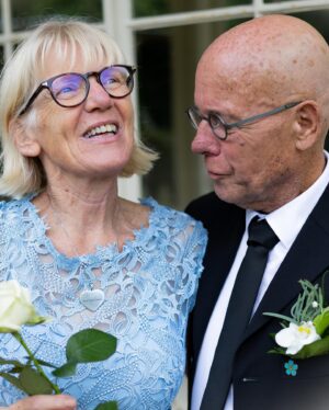 Loes Haverkort Instagram - Ooohh ik probeer al de hele ochtend in woorden te vatten wat deze aflevering toch betekend heeft voor mij, maar niets dekt de lading precies.
Ben beter met beeld geloof ik 🤓

Hieronder toch een poging😉

De alzheimer shoot. Lieve Anne Marie en Peter die zich zo mooi, hoopvol en open opstelden. Zoveel respect! Dank jullie wel 🙏

En toen de Schreeuw. 
Dat ik de essentie van dat schilderij mocht vastleggen samen met Floris..
Och man.

De Mens in Paniek omdat de wereld om hem heen schreeuwt.

Diep dankbaar voor deze foto, voor de kwetsbaarheid die Floris vol overgave  liet zien 🤍
Zo bijzonder dat we dit samen mochten doen ✨

De emotionele reis die Het Perfecte Plaatje heet dendert door 🚂 
Op naar Ierland!! ☘️