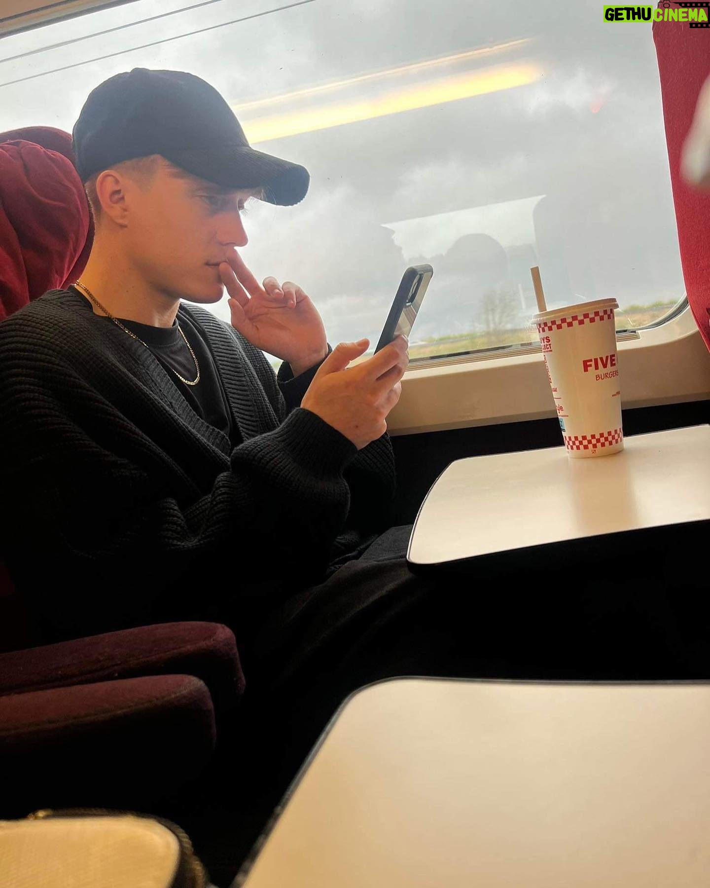 Loïc Nottet - 10.7K Likes - Ces derniers jours… (Comme quoi les répètes sonnent pas toujours comme on l’imagine 😅! Grosse mention pour la crash de @louis_jassogne 😂! Elle était douce ahah!)
@matfrings @euge_nion