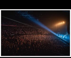 Loïc Nottet Instagram - nostalgia…  #SillygomaniaTour @forestnational @jensvannoten @louis_jassogne @virginielienard @matfrings @juvercleven

📸 @scenesbelges @lfab_photography @ecrandart