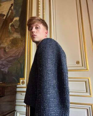 Loïc Nottet Instagram - Un rêve réalisé et un souvenir ancré pour très  longtemps … Quelle semaine folle … 

Merci une fois encore à la maison @natancouture de m’avoir permis de faire partie de cette incroyable aventure ! Merci pour la confiance ! Quelle fierté de voir une collection couture entièrement défiler sur ADDICTOCRATE ! Grâce à vous et à monsieur @edouardvermeulen , j’ai pu enfin découvrir ce monde qui me passionnait tant depuis tout petit ! Travailler avec des ateliers aussi prestigieux  et conclure ensuite par le défilé ont été pour moi un véritable honneur 🫶🏻! J’ai tellement  appris et grandi grâce à cette nouvelle expérience ( que j’espère bien réitérer très vite d’ailleurs ahah) ! Vraiment, ces moments seront gravés pour très longtemps ! J’ai des frissons et des flashs plein les yeux en écrivant ces quelques lignes tellement ces derniers jours furent intenses 🔥 ! Merci également à toute mon équipe de me suivre dans tous mes projets, cette histoire n’aurait vraiment pas été la même sans vous ❤️! 

Encore un heureux anniversaire 🌼 et longue vie à @natancouture ! #FashionWeek2k23