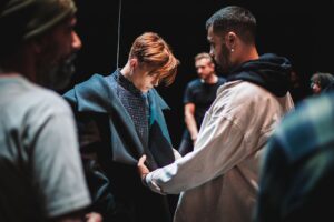 Loïc Nottet Instagram - Happy two weeks Mélo 🎂🤍

Dans quelques heures, cela fera 2 semaines que vous aurez découvert Mélodrame. 

En seulement deux semaines il a déjà beaucoup voyagé : beaucoup d’entre vous se sont appropriés Mélodrame et c’est avec fierté que je parcours chaque jour vos mentions, vos posts, vos commentaires et vos réactions à propos de ce titre et de ce clip qui me tiennent tellement à cœur. 

J’espère qu’il continuera à raisonner en vous, encore et encore 🎼

📸 by @valcprn 🙏