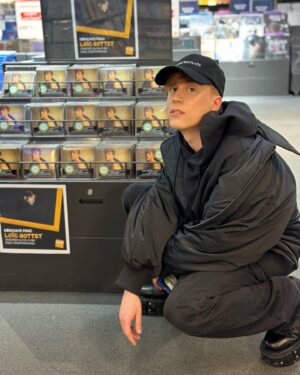Loïc Nottet Instagram - Il est là 👶🏼💿

Chaque album est unique mais celui-là a sans doute un goût encore plus particulier puisque, pour la première fois, j’ai ressenti l’envie et le besoin de vous livrer un projet entièrement en français.

J’espère que cet album saura vous surprendre, vous faire bouger, vous émouvoir … Bref j’espère que vous l’aimerez au point de vouloir le faire voyager un maximum 🔥🔥

Merci à tout ceux que j’ai vu aujourd’hui aux séances de dédicaces françaises 🤍

Rendez-vous demain à Liège et Bruxelles pour la suite ✍🏻✍🏻