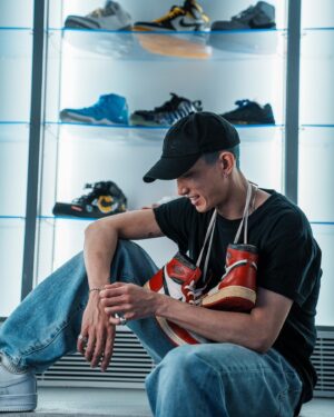 Lokman Yeung Instagram - Come and share your stories🥃☕️👟💙
#wherestoriesneverend @solebrewhk