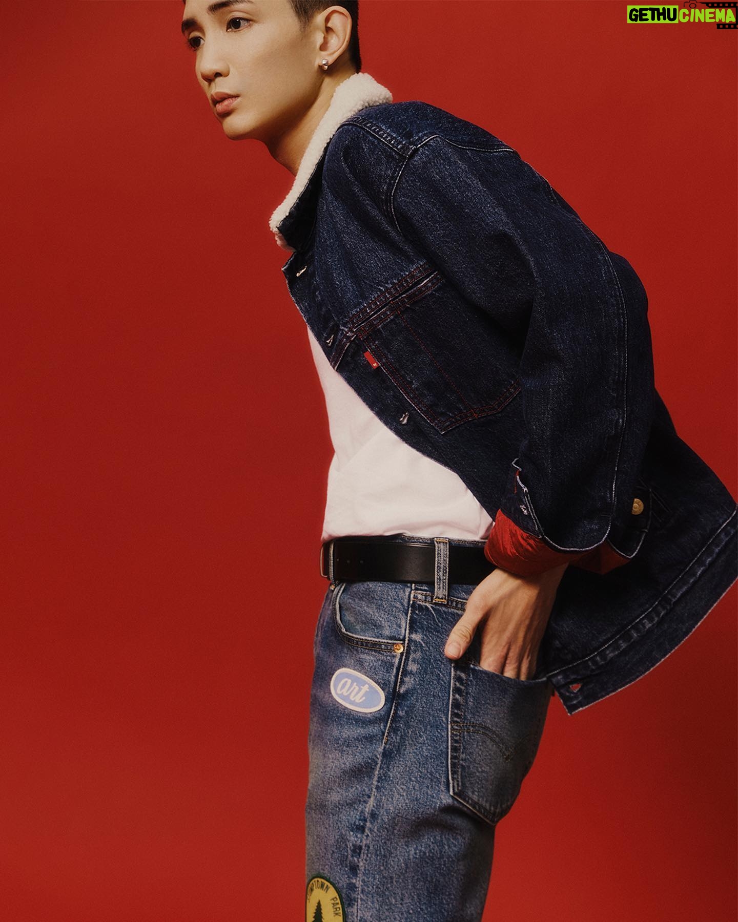 Lokman Yeung - 16.2K Likes - Levi’s®️ Through the Line新一年 經典為引 打破界限
牛仔褲嘅布邊設計象徵高端品質,Levi’s®️ Through the Line新年品牌活動以赤耳布邊所形成的線條為類比,寓意新一年不斷突破又重塑經典,打破舊有界限,忠於自我突破每一線可能!
Let’s break boundaries together!❤️🔥💪🏼
#LevisThroughTheLine
#LevisSelvedge
#LevisMadeInJapan
#DenimOnDenim
#Levis_hongkong
#liveinlevis