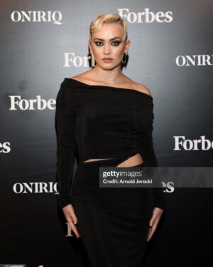 Lola Antolinos Instagram - @forbes diner at Cannes 🖤

Mon premier Cannes, mon premier Getty, mon premier dîner Forbes, et tout ça surtout toujours bien entourée @lythancottaz love u 

Merci @labruneetlablondeparis pour ces bijoux incroyables 
@anna_october_ pour ma sublime robe 
@balmainhair pour la coiffure de l’année 
@narsissist pour ce makeup plus glam que dans mes rêves 

bébé moi est émue et heureuse🥹