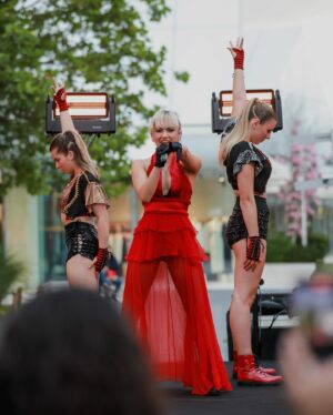 Lola Antolinos Instagram - Vous savez d’où je viens
Maintenant je sais où je vais ❤️‍🔥 

On a mit le feu à @thevillage_outlet 🔥

Merci à ma dream team qui a rendu ce périple possible (2 scènes en 2h 🥵🏃‍♂️) 

Merci mes danseuses d’amour @mklyza @manon_angello quel bonheur de partager ça avec vous❤️‍🩹

Merci public d’avoir répondu présent !! J’vous loveeee 

Robe @unerobeunsoir 🌶️
Photos @mjbruyere