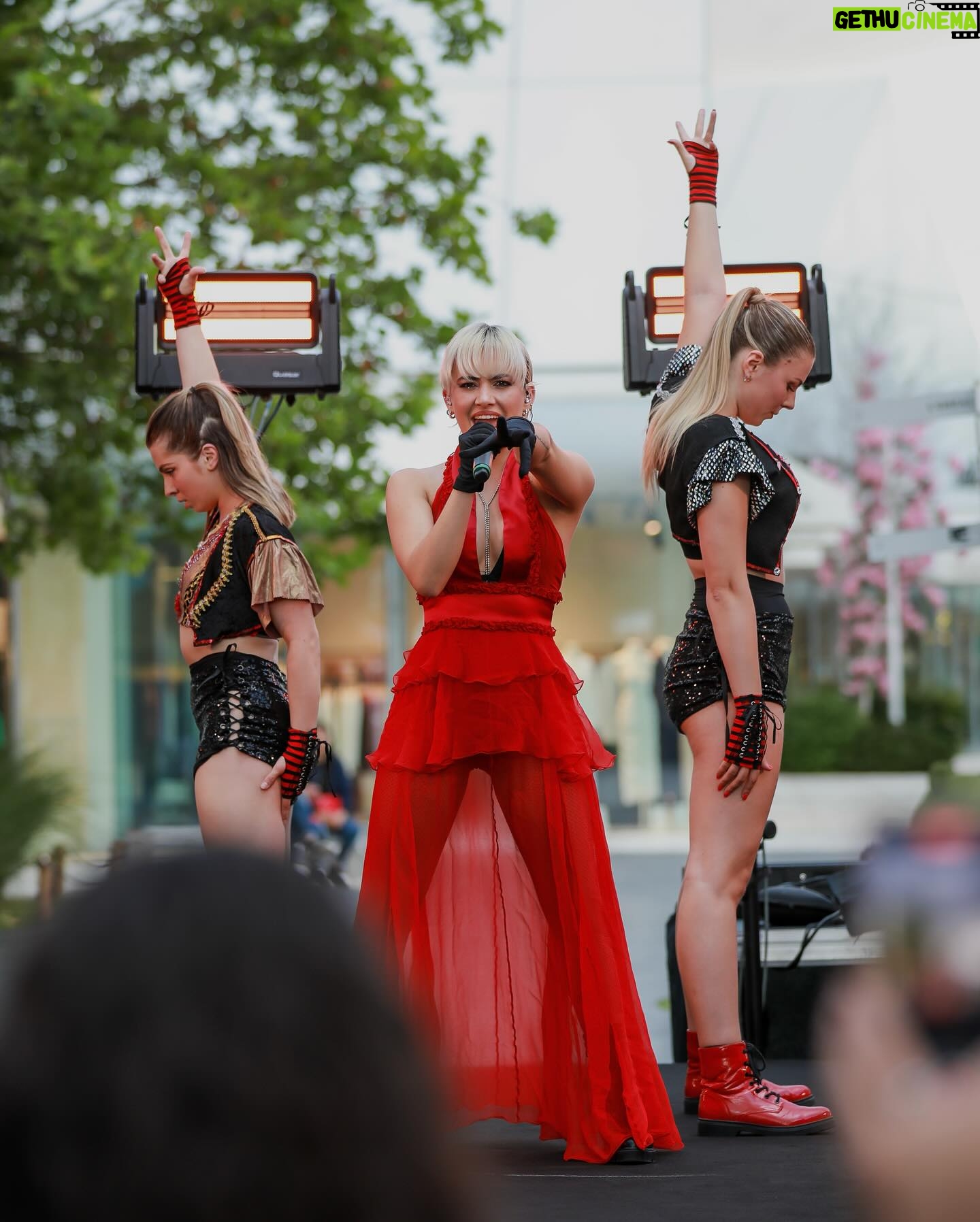 Lola Antolinos - 6.5K Likes - Vous savez d’où je viens
Maintenant je sais où je vais ❤️🔥
On a mit le feu à @thevillage_outlet 🔥
Merci à ma dream team qui a rendu ce périple possible (2 scènes en 2h 🥵🏃♂️)
Merci mes danseuses d’amour @mklyza @manon_angello quel bonheur de partager ça avec vous❤️🩹
Merci public d’avoir répondu présent !! J’vous loveeee
Robe @unerobeunsoir 🌶️
Photos @mjbruyere