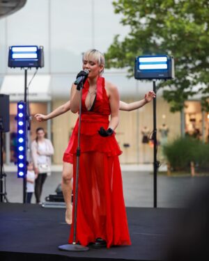 Lola Antolinos Instagram - Vous savez d’où je viens
Maintenant je sais où je vais ❤️‍🔥 

On a mit le feu à @thevillage_outlet 🔥

Merci à ma dream team qui a rendu ce périple possible (2 scènes en 2h 🥵🏃‍♂️) 

Merci mes danseuses d’amour @mklyza @manon_angello quel bonheur de partager ça avec vous❤️‍🩹

Merci public d’avoir répondu présent !! J’vous loveeee 

Robe @unerobeunsoir 🌶️
Photos @mjbruyere