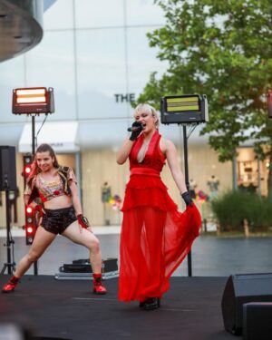 Lola Antolinos Instagram - Vous savez d’où je viens
Maintenant je sais où je vais ❤️‍🔥 

On a mit le feu à @thevillage_outlet 🔥

Merci à ma dream team qui a rendu ce périple possible (2 scènes en 2h 🥵🏃‍♂️) 

Merci mes danseuses d’amour @mklyza @manon_angello quel bonheur de partager ça avec vous❤️‍🩹

Merci public d’avoir répondu présent !! J’vous loveeee 

Robe @unerobeunsoir 🌶️
Photos @mjbruyere
