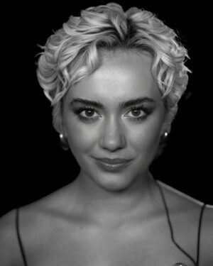 Lola Antolinos Instagram - Portrait par @nikosaliagas 
Quel honneur d’être passée devant ton objectif 🙏

Merci pour chaque conseil et pour chaque rire partagé, j’ai rarement vue quelqu’un d’aussi vivant que toi 
Tu es un grand modèle pour beaucoup 

Merci pour tout tonton Nikos 🫶