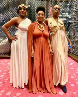 Lolitta Dandoy Instagram - Les plus beaux looks du Gala Dynastie 

Believe it or not, c’était mon premier @galadynastie… et j’ai adoré ma soirée! Non seulement les prestations étaient 🔥, mais l’animation était assumée et pertinente. Côté mode, j’avais toujours suivi le gala sur les réseaux sociaux et je savais à quoi m’attendre, mais je vous avoue que c’était encore mieux en vrai!

Voici mes looks préférés de la soirée… dans aucun ordre particulier, juste du gros love pour le glam, la beauté, l’attention aux détails et les cheveux (omg j’aurais pu faire une publication juste là-dessus)!

1 baby2faces @lissa_pas_ltemps_dniaiser @sylkiesly toutes en bijoux de corps @_lacorneille_ 

2 @penandeestime porte des accessoires @boutiqueespaceurbain La coiffure est signée @odia_le_salon_academie 

3 @theofficialnehemie porte le blazer de son père, la cravate de son frère et tout le reste est DIY

4 Naomie Caron de @selfishswimwear porte sa propre création 

5 @queen_esie porte sa propre création 

6 @willycmoi porte un look par @nathanaelcreation 

7 @sas.duran10 porte une robe en plumes et strass dénichée sur le web et sa coiffure est signée @odia_le_salon_academie 

 8 @sheyumboe porte sa propre création 

9 @mynameisaicha porte une robe signée @lesley_hampton 

10 Quand je vous dis que j’aurais pu faire un post juste sur les cheveux… coiffure extraordinaire par @braids_mini