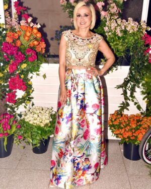 Lolitta Dandoy Instagram - Bal de la Jonquille 2024

Même si j’arrivais de voyage - après un vol de nuit- rien n’aurait pu m’empêcher d’être présente au plus important événement de financement de la @societeducancer! 

Comme d’habitude, c’était une soirée forte en émotions remplie de belles rencontres, magnifiques prestations ( @beyriesmusic 💖) et touchants témoignages, qui nous ont rappelé l’importance de donner pour continuer à faire avancer la recherche, et ultimement sauver des vies! Si vous le pouvez, je vous invite d’ailleurs à donner @ cancer.ca ou via mes stories!

Pour ce qui est de la thématique, on était simplement invités à se laisser inspirer par les couleurs du printemps… et c’est ce que j’ai fait! Je n’avais pas exactement le temps de magasiner un look, donc j’ai ressorti cette jupe dénichée il y a 7 ans @boutique1861 et emprunté ce haut dans la penderie @lesfeesmarraines, une heure avant le bal! 

💄 @vero.d.espacemakeup (voir slide 5)
🙎🏼‍♀️ @monia_grieco_colorist @benoit4955 
📷 @karineparadis_ & @bertexertier