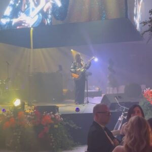 Lolitta Dandoy Instagram - Bal de la Jonquille 2024

Même si j’arrivais de voyage - après un vol de nuit- rien n’aurait pu m’empêcher d’être présente au plus important événement de financement de la @societeducancer! 

Comme d’habitude, c’était une soirée forte en émotions remplie de belles rencontres, magnifiques prestations ( @beyriesmusic 💖) et touchants témoignages, qui nous ont rappelé l’importance de donner pour continuer à faire avancer la recherche, et ultimement sauver des vies! Si vous le pouvez, je vous invite d’ailleurs à donner @ cancer.ca ou via mes stories!

Pour ce qui est de la thématique, on était simplement invités à se laisser inspirer par les couleurs du printemps… et c’est ce que j’ai fait! Je n’avais pas exactement le temps de magasiner un look, donc j’ai ressorti cette jupe dénichée il y a 7 ans @boutique1861 et emprunté ce haut dans la penderie @lesfeesmarraines, une heure avant le bal! 

💄 @vero.d.espacemakeup (voir slide 5)
🙎🏼‍♀️ @monia_grieco_colorist @benoit4955 
📷 @karineparadis_ & @bertexertier