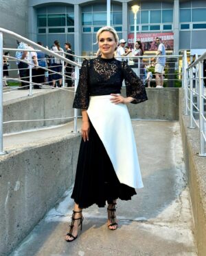 Lolitta Dandoy Instagram - Après les défilés @ecoledemodecndf, @esm.esg.uqam et @collegelasalle, j’étais de retour chez moi @modemarievictorin, pour animer le défilé annuel des finissants en design de mode. 

Je dis chez moi, parce que c’est à Marie-Vic que mon parcours mode a commencé en 1996 (ça ne me rajeunit pas)! Je faisais 3 heures de transports en commun tous les jours, mais j’étais tellement heureuse de pouvoir étudier ma passion, que je n’ai que de merveilleux souvenirs de mes années ici.

Tous les ans avant de monter sur scène, je ferme les yeux et me rappelle ce chemin parcouru… ça permet de me mettre dans les chaussures des finissants, puis je ressens un tel bonheur de pouvoir célébrer leurs parcours et leur montrer qu’ils ont tout ce qu’il faut pour réaliser leurs rêves.

Merci Marco Roy et l’équipe de la Fondation pour votre confiance renouvelée. C’est un immense honneur et fierté d’animer cette soirée depuis 2015.

👗 @claudette_floyd 
💄 @lapetitevengeance & @makeupby_emma_ 
🙎🏼‍♀️ @louiseolsenhair 
📷 @endlessrunway & Agniezska Stalkoper