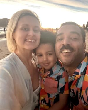 Lolitta Dandoy Instagram - Éclipse solaire 2024 - Mazatlán, Mexique.

On n’avait pas prévu faire quelque chose de spécial pour l’éclipse, mais la vie a fait qu’on se retrouve à Mazatlán au Mexique… aka le meilleur endroit au monde pour la regarder (c’est pas moi qui le dis, c’est la @nasa), et c’était absolument exceptionnel! 

L’éclipse a duré près de 3 heures et on a eu droit à 4 minutes et 20 secondes de totalité. Je ne vais jamais oublier cette matinée sur la plage avec Joe et Charlie. C’était vraiment magique de vivre ce moment céleste en famille, de se faire nos câlins et bisous à trois comme tous les matins, pendant que l’ombre de la lune caressait la plage et tous nos milliers de nouveaux amis de la communauté de l’éclipse :) Allez à la slide n.4 pour entendre notre bonheur💖

#solareclipse2024 #eclipsemazatlán