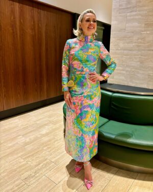 Lolitta Dandoy Instagram - La vie de bal…

J’ai toujours hâte au somptueux Grand Bal du @museemccordstewart, mais j’avoue que cette année l’excitation était à son comble… car j’allais enfin découvrir @le9montreal! Sincèrement, il n’y aurait pu avoir mariage plus réussi que celui du musée avec ce joyau historique de notre ville, qui rouvrait ses portes après 25 ans! 

Dès notre arrivée dans l’espace, on se sentait transportés à une autre époque (👏🏼👏🏼@dickwalsh) et j’étais trop contente de m’être inspirée des années 60 pour mon look qui s’agençait trop bien au décor (merci @lesfeesmarraines & @vero.d.espacemakeup). J’ai vraiment passé une soirée magique grâce à mon frère @jhonnydandoy et notre merveilleuse table 28! 

Le lendemain, après avoir considéré rester à la maison devant un bon film… j’ai enfilé mon look Barbie, donné rdv à mon ami Ken (euh je veux dire @dvdjoseph ;) et pour une 2e fois en 2 soirs, me suis dirigé vers le 9e pour le @bal_sucre 🧁🍭🍩

J’ai tellement bien fait!

Bravo encore à toute l’équipe du Musée McCord pour deux bals parfaitement réussis!